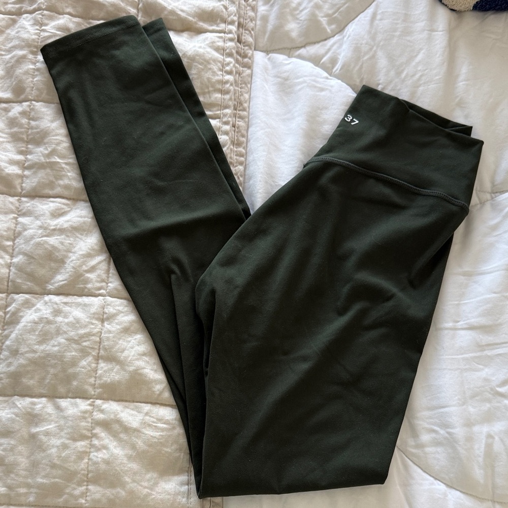437 The V Leggings